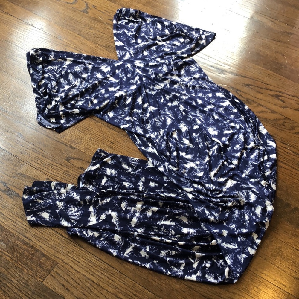 3/$10 Elegant Navy White Hawaiian Leaf Print V-Neck Stretch Draping Maxi Dress - Picture 3 of 7